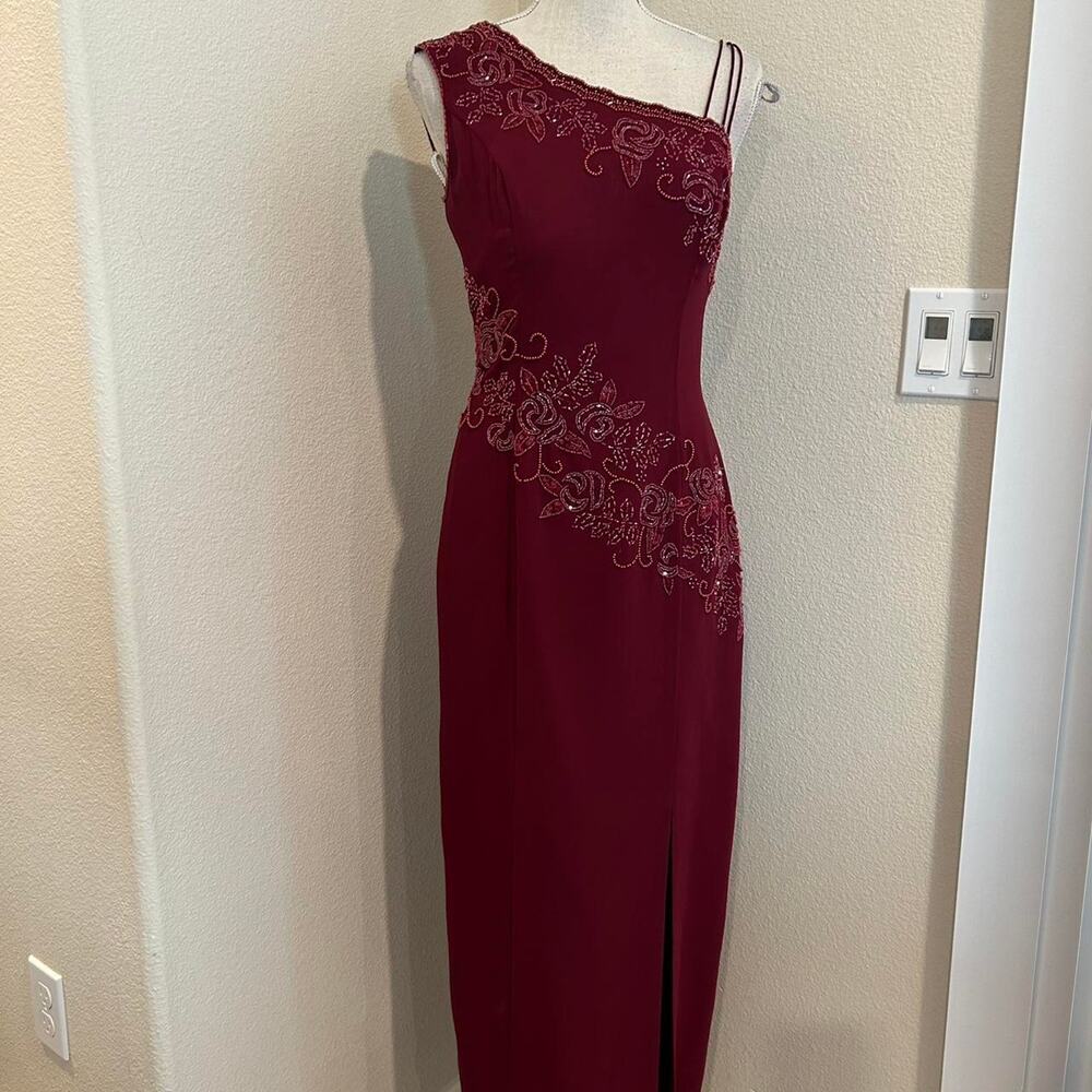 Elegant Burgundy One-Shoulder Evening Dress with Beaded Embroidery